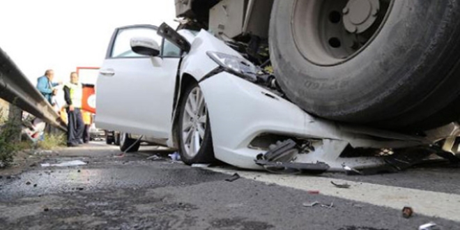 Kocaeli'de otomobil tıra çarptı: 1 ölü, 5 yaralı