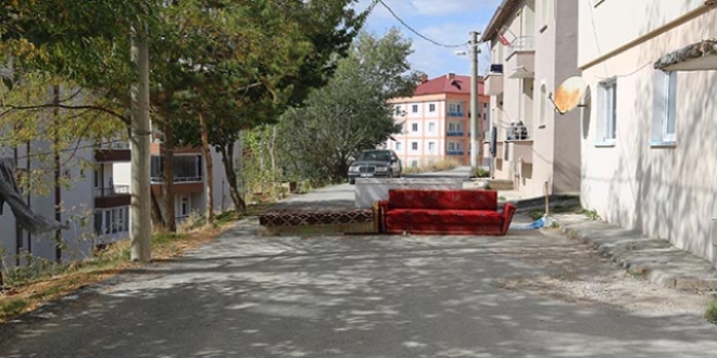 Arsasından geçen yolu çekyatlarla trafiğe kapattı