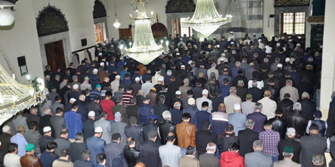 G�rmez, Afyonkarahisar'da cuma namaz� k�ld�rd�