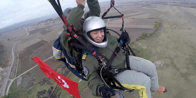 AK Partili vekilden para��tle Cumhuriyet Bayram� kutlamas�