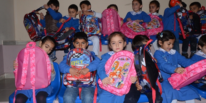 Türk Kızılayından Kars'taki öğrencilere kırtasiye seti