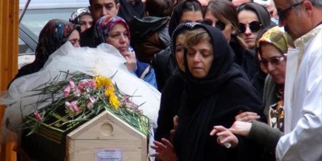 Otel odas�nda �l� bulunan kabin memuru topra�a verildi