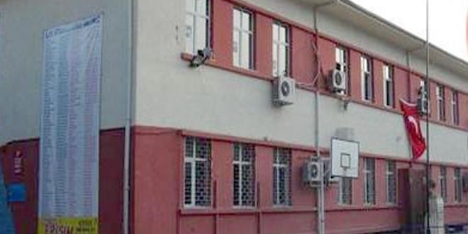Müdür'den 'Kız-erkek yan yana oturma' yasağı iddiası