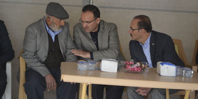 Bakan Bozdağ'dan şehit ailesini ziyaret etti