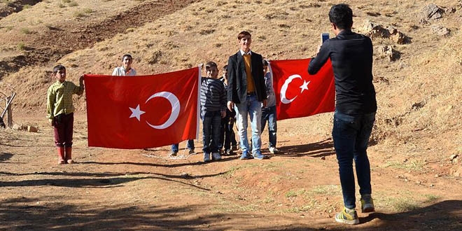 Darbe girişiminin filmini cep telefonu ile çekiyorlar