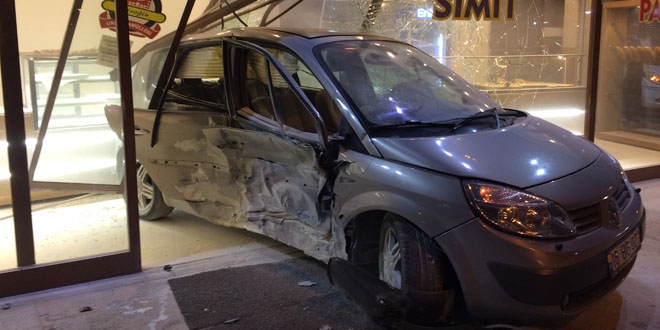 Bursa'da iki otomobil çarpıştı: 12 yaralı