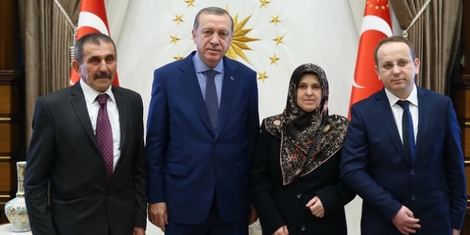 Erdoğan, üstünden 2 defa tank geçen gençle kucaklaştı