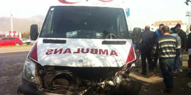 Hasta taşıyan ambulans ile otomobil çarpıştı: 2 yaralı