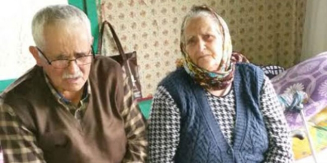 Evleri yangında kül olan yaşlı çift yardım bekliyor