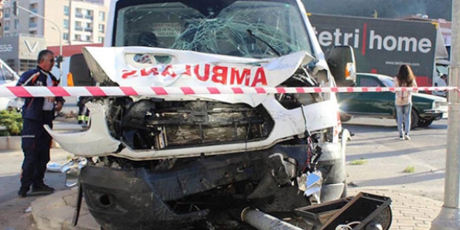 Denizli'de ambulans ile kamyonet arpt: 7 yaral