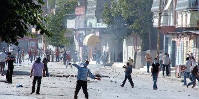 Polise taş ve molotofkokteyli atan 7 kişi yakalandı