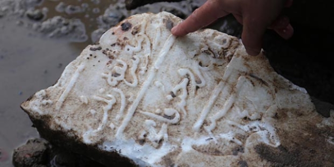 Belediye kazısında 300 yıllık mezar taşları çıktı