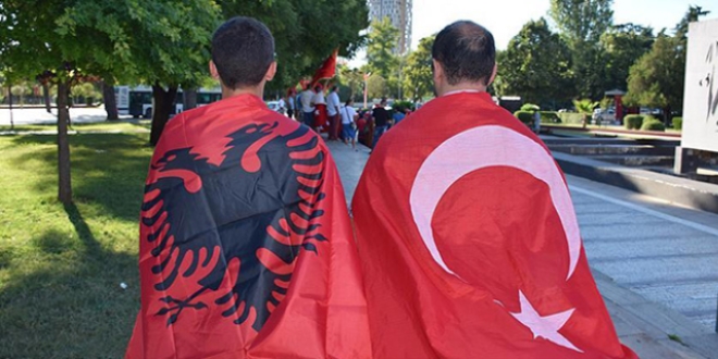 Arnavutluk'taki FET okullarna Trk bayra yasa
