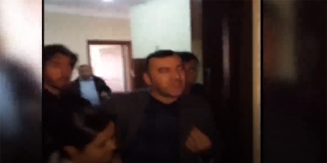 HDP'li Ferhat Encü, polislere mukavet gösteriyor/ Video