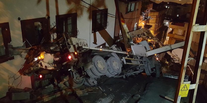 Devrilen beton pompası paniğe neden oldu