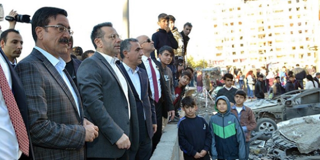 Vali Aksoy: Diyarbak�r'da sivil vatanda�lar�m�z hedef al�nm��t�r