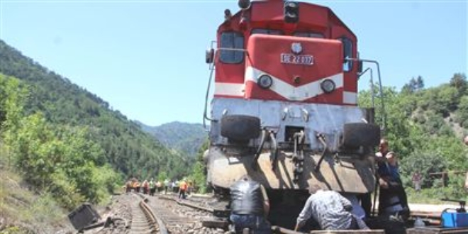 Karabük'te yük treni raydan çıktı