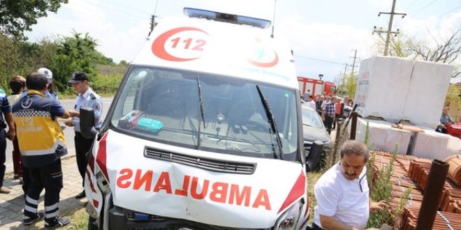 Sakarya'da ambulans ile ticari ara arpt: 5 yaral