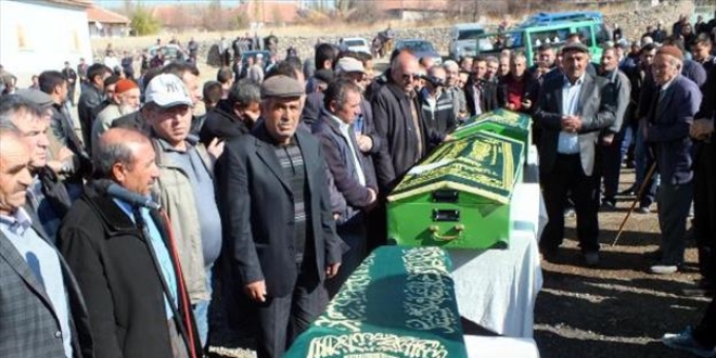 Cami lojmanında çıkan yangında ölen 3 çocuk toprağa verildi