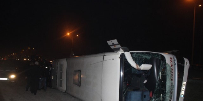 Düzce'de yolcu otobüsü devrildi: 9 kişi yaralandı