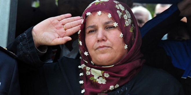 Şehit oğlunu polis selamıyla karşıladı