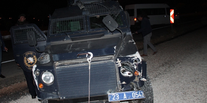 Elaz'da zrhl ara ile otomobil arpt: 2 polis yaral