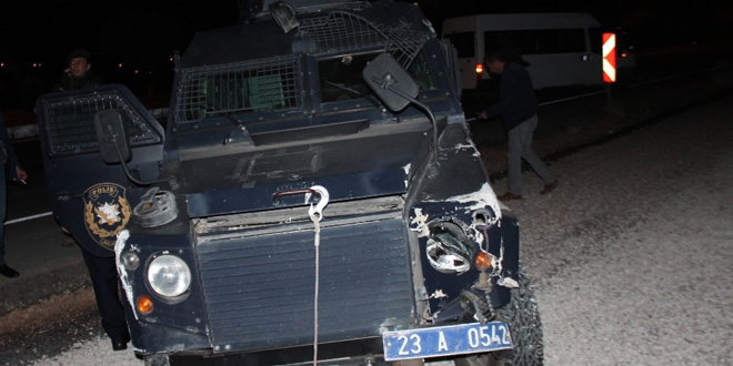 Elazığ'da zırhlı araç ile otomobil çarpıştı: 2 polis yaralı