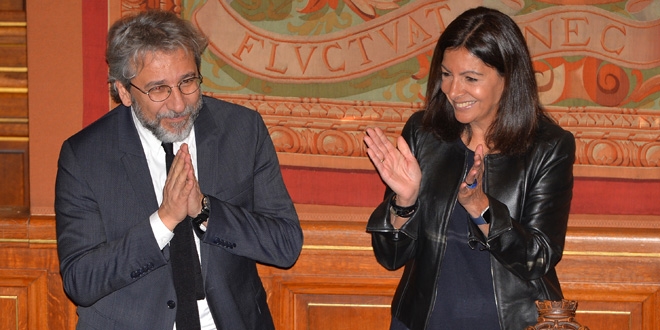 Firari Can Dündar, Paris'te fahri hemşehrilik nişanı aldı
