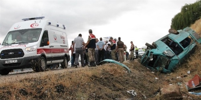 Bitlis'te minibüs şarampole devrildi: 2 ölü, 13 yaralı