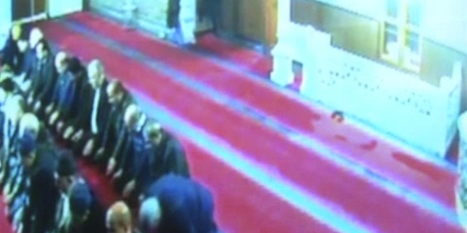 Cemaat namaz kılarken yapılan hırsızlık kameraya yansıdı