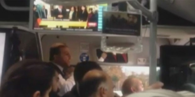 Metrobüste kavga: Şemsiye yok mu?