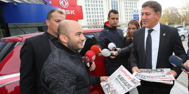 CHP'li vekil, tutuklamalar, Cumhuriyet gazetesi datarak protesto etti