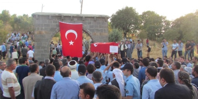 Bitlis'te PKK'lılarca öldürülen muhtar toprağa verildi