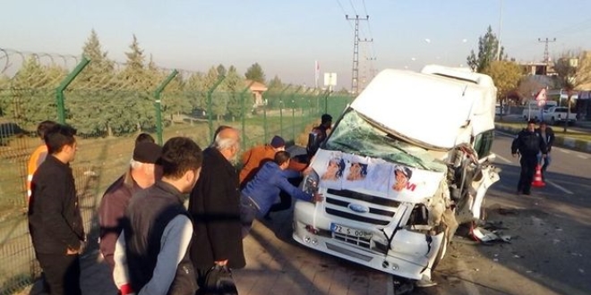 anlurfa'da renci servisiyle p kamyonu arpt: 14 yaral