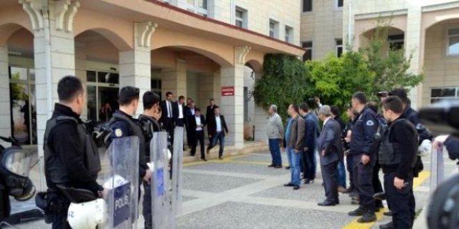 Siirt'te 31 kamu grevlisinin ilk durumasnda gerginlik