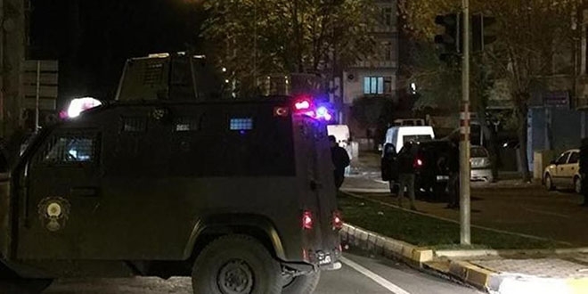 Van'da zrhl polis aracna el yapm patlayc atld