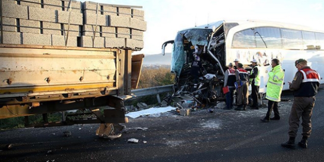 Yolcu otobüsü tıra çarptı: 1 ölü, 10 yaralı