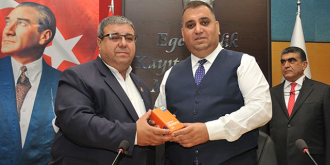 Muhtarlarla sağlıklı iletişim kurmak için cep telefonu dağıttı