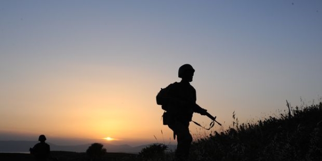 Devrilen nizamiye kapısının altında kalan 3 asker yaralandı