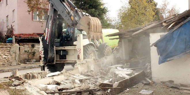 Yalova Belediye Başkanı babasına ait ahırı yıktı