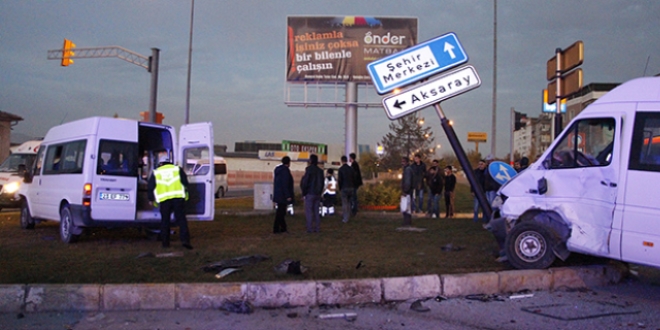 Elazığ'da işçileri taşıyan minibüsler çarpıştı: 11 yaralı