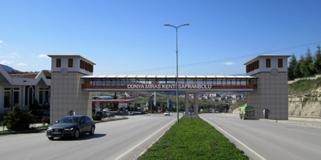 Saat kulesi görünümünde üst geçit