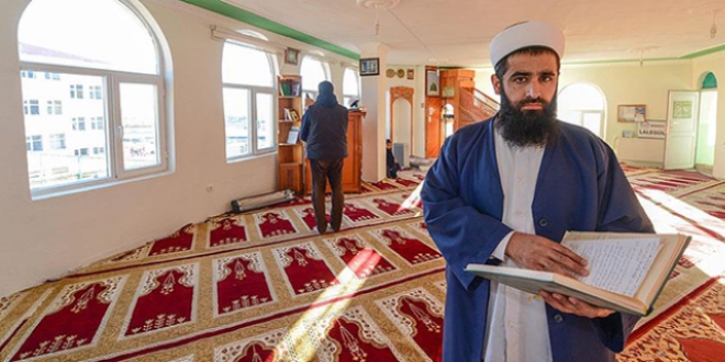 Evini satarak yaptırdığı caminin imamı oldu