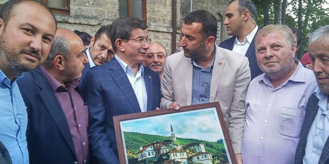 Eski Başbakan Davutoğlu'na kitapseverler yoğun ilgi gösterdi