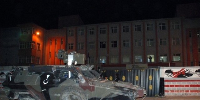 Batman'da İlkokula el yapımı patlayıcı atıldı