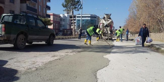 Kayyum geldi, cadde ve yolların onarımına başlandı