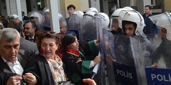 ÇHD'nin kapatılmasını protesto eden avukatlara müdahale