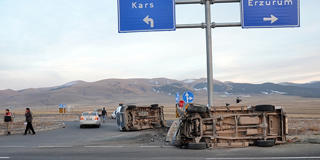 Öğrenci servisi ile kamyonet çarpıştı: 14 öğrenci yaralı