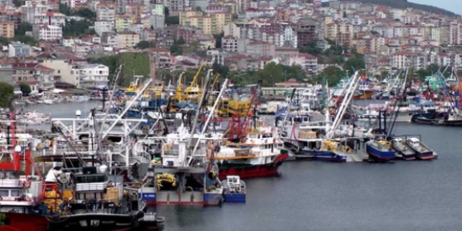 Sinop'ta hava muhalefeti balıkçıyı üzdü, esnafı sevindirdi