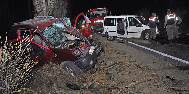 Afyonkarahisar'da trafik kazası: 3 ölü, 4 yaralı